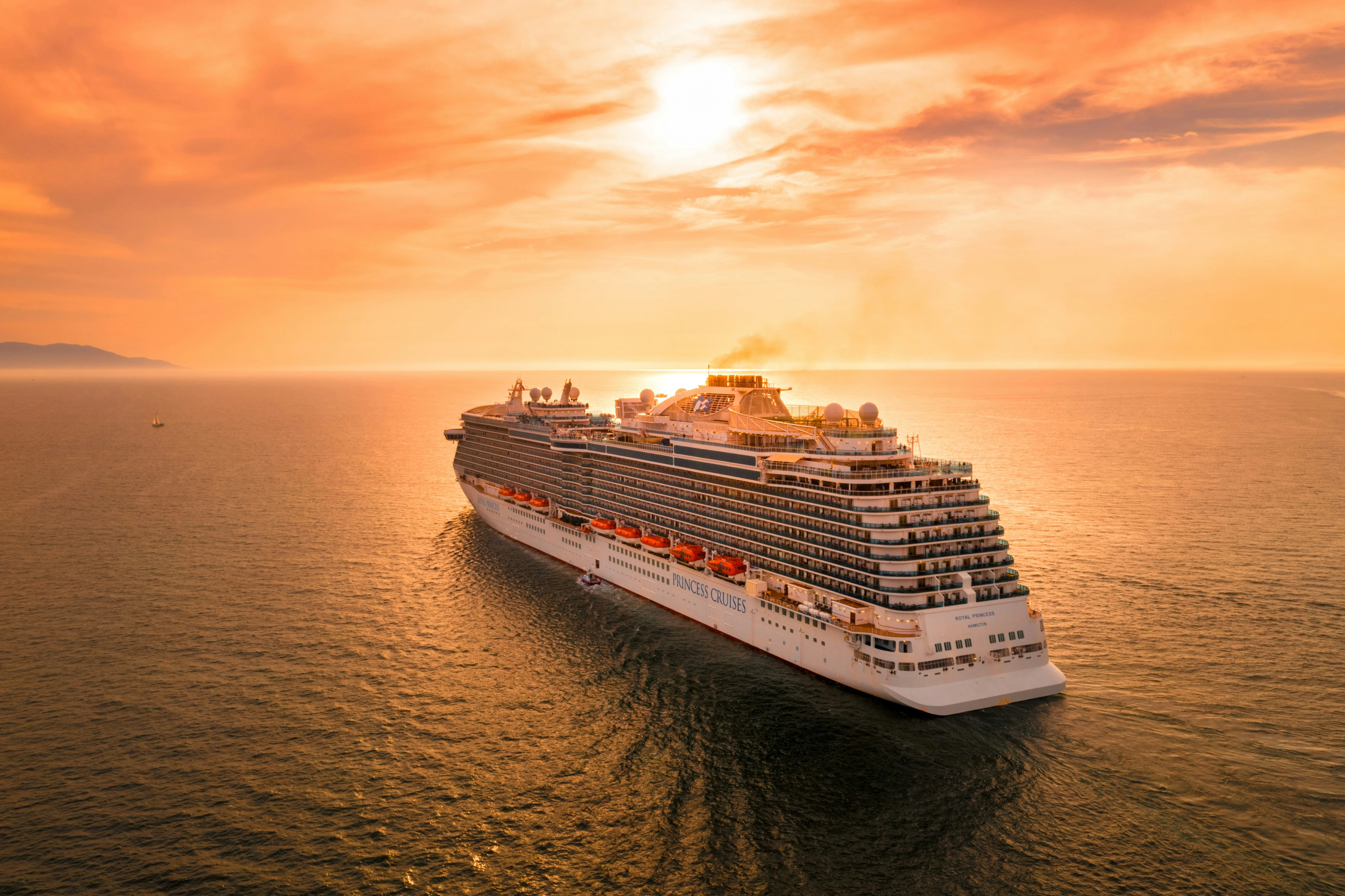 Crucero navegando en el mar al atardecer